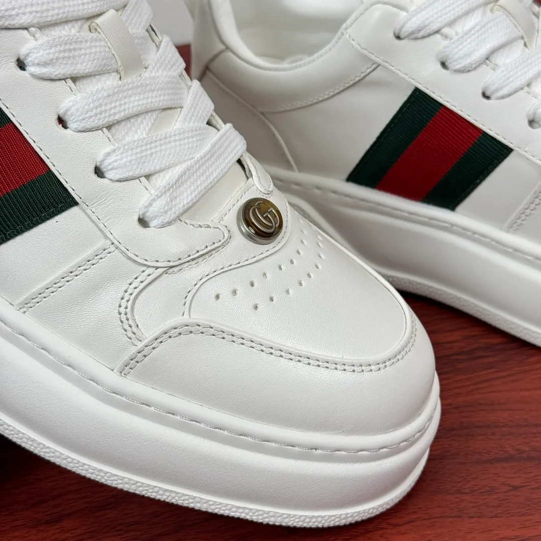 Batch 800 Gucci/Gucci new autumn men's leather sneakers thick-soled lightweight biscuit shoes! In the 2025 autumn and winter series, this sneaker adopts a thick-soled structure and cleverly uses the triple elements of silhouette design, color matching and material. Showcase retro style. This shoe is crafted from cow leather with webbing details and features a lightweight rubber sole for added sophistication. Multiple leathers are finely tailored and precision motorcycle composite splicing creates a full sense of layering. Full calfskin lining and insole with gold-tone logo lettering and badge detailing. There is a GG brand logo buckle on the toe, classic webbing embellishment, 5CM thickened lightweight rubber sole, air-glue stitching process, long-lasting wear without opening the glue and excellent on-foot comfort. Flat last shape, easy to match with all types of pants, and comes with a full set of packaging! Size: 39-40-41-42-43-44 leather shoe size (can be customized to 38.45) Item number: 431920 Webbing white